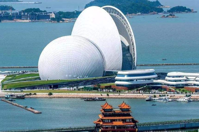 珠海大剧院犹如美丽的贝壳,外观独特,在广东闻名遐迩